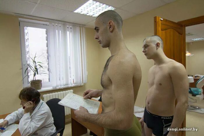 Сколько раз проходят медкомиссию в военкомате. Мальчики призывники в военкомате. парни призывники в военкомате. солдаты на медкомиссии. медосмотр парней в военкомате.