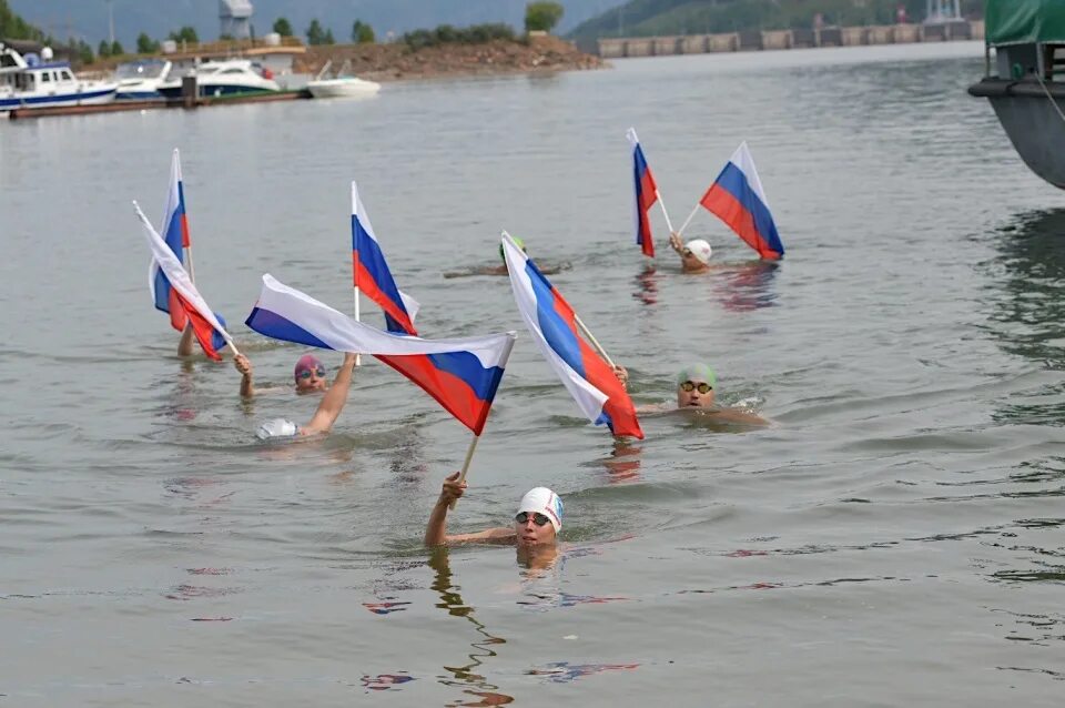 Плавающих под государственным флагом. Бердянск российский флаг. Флаг россии на корабле. Флагшток на корабле. Флаг на корабле.