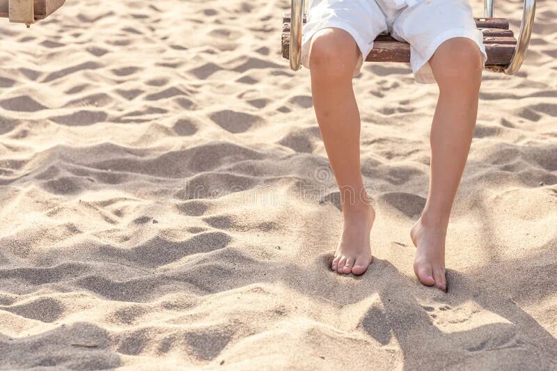 Ноги мальчика. Мальчика ноги море. Мальчики на пляже стопы. Мальчик ноги на пляже. Boys legs