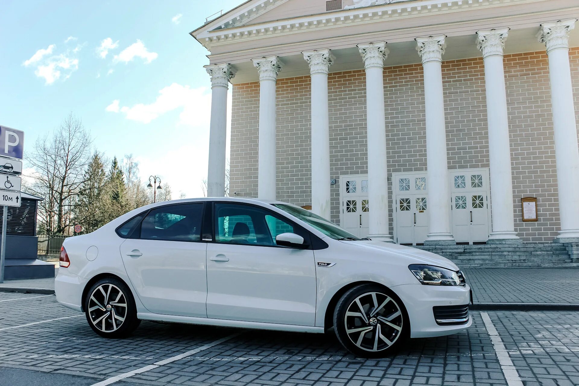 Volkswagen r16. Фольксваген поло лифтбек r17. Volkswagen Polo лифтбек r17. Volkswagen Polo Liftback диски r17. VW Polo Liftback r17.