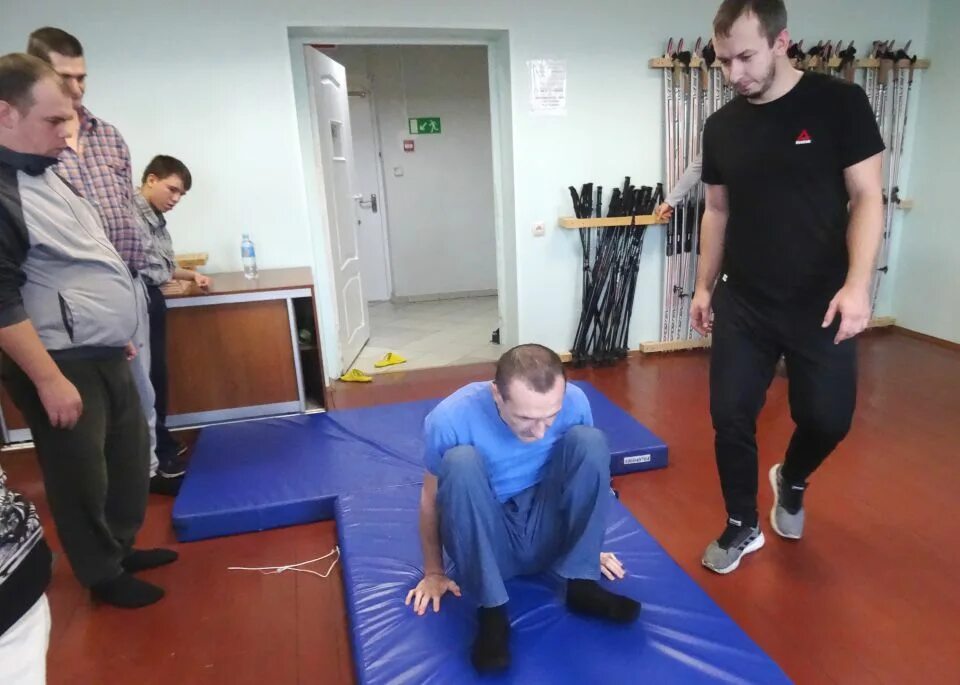 Социальный инструктор. Занятия спортом в спортзале. Социальный инструктор. Люди в тренажерке. Социальный фитнес.