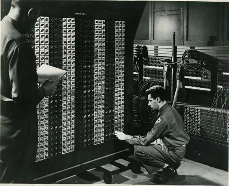Что делал первый компьютер. Первый компьютер ЭНИАК 1946. Eniac первый компьютер. ЭНИАК 1945. ЭВМ ЭНИАК.