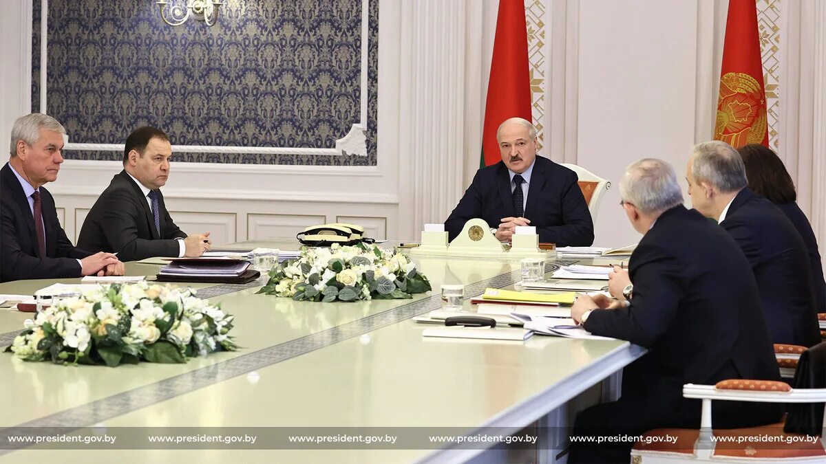 Выступление лукашенко на народном собрании. Лукашенко на заседании. лукашенко совещание. лукашенко заседание правительства. совещание президента беларуси с военными.