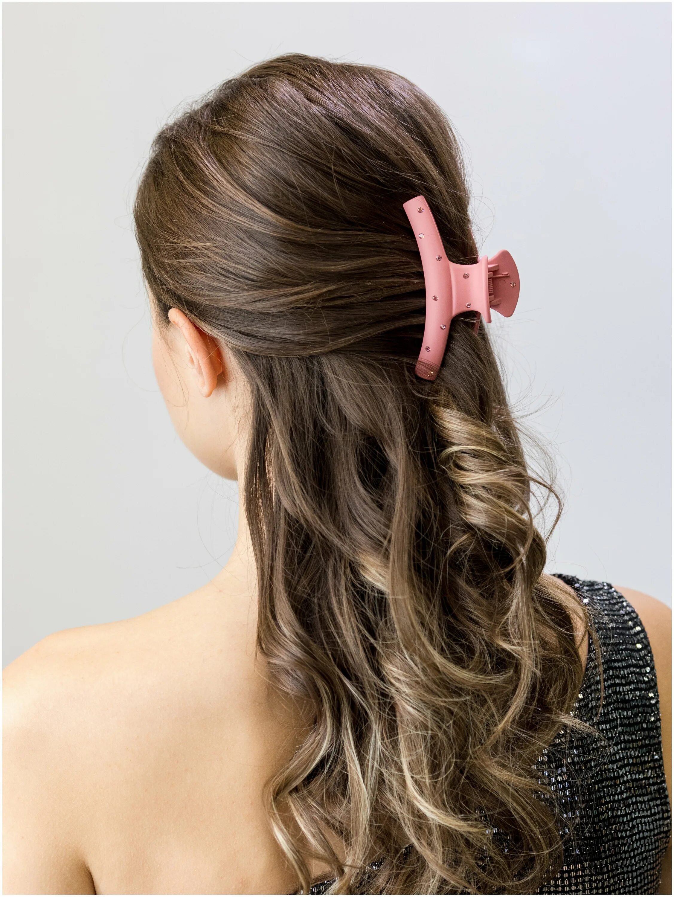 Прически с крабиком. Как зацепить волосы крабиком. Прически с крабиком для волос. Как зацепить волосы крабиком. Причёски с коабиком на средние волосы.