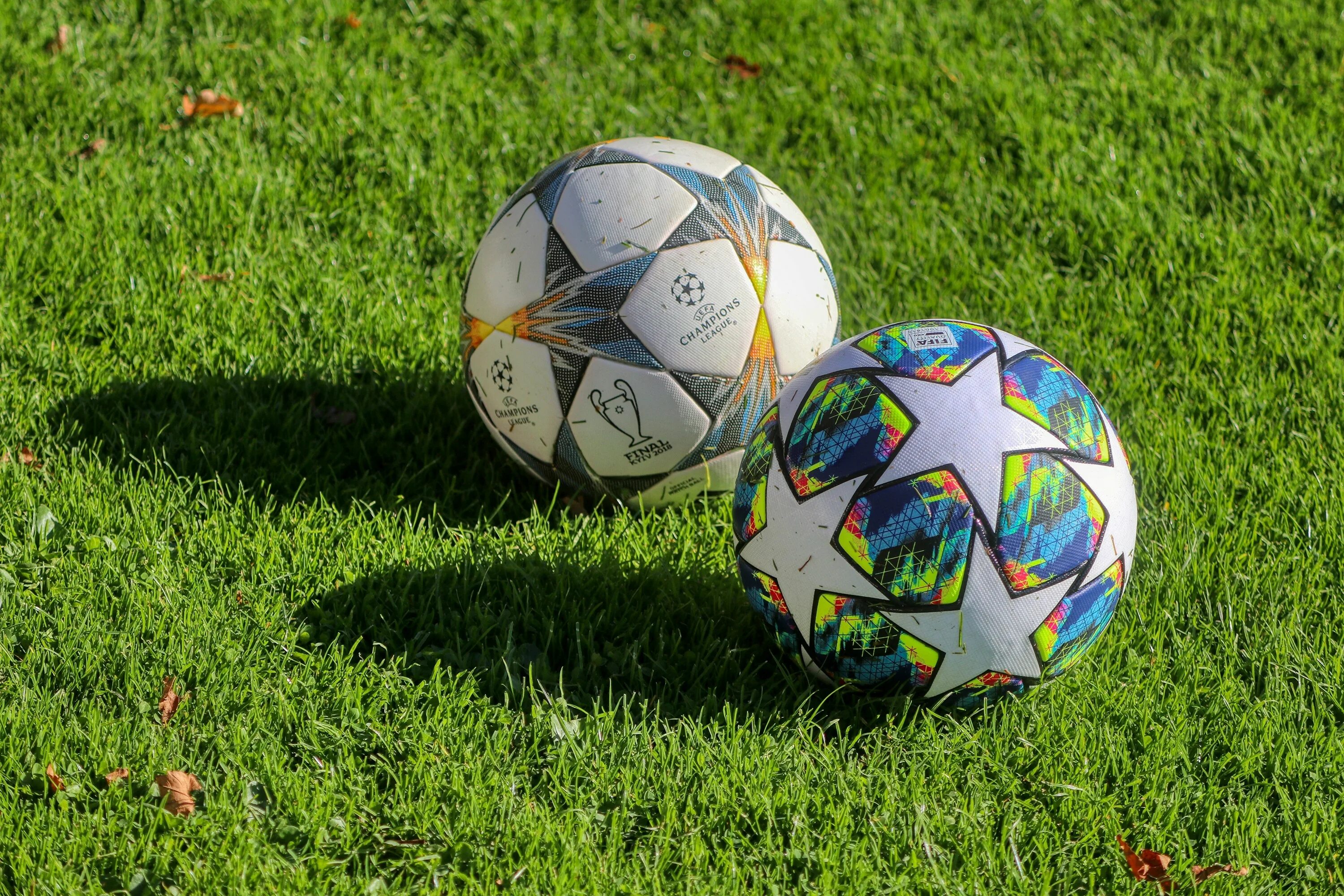 Игра мяч на траве. Футбольный мяч. Футбольный мячик. Футбольный мяч на траве. Красивый футбольный мяч.