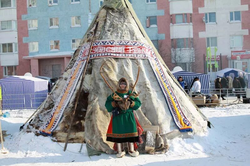 День севера новый уренгой. Праздник народов севера новый Уренгой. Новый Уренгой ненцы чум. Яранга жилище народов севера. Чум Ханты и манси.