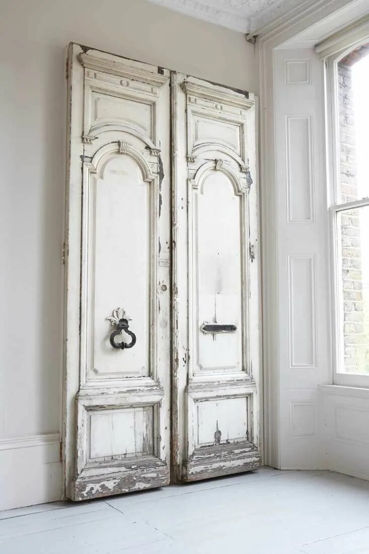 Состаренные двери. Старые двери белые. Старые двери белые. Старая белая дверь. Старые двери белые.