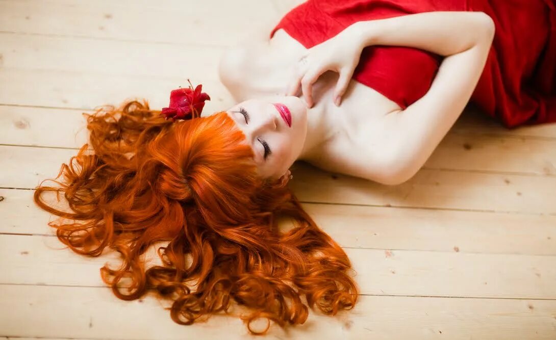 И рыжую девчонку ото сна. Рыжие девушки. Рыжие волосы. Рыжеволосая женщина. Женщина с рыжими волосами.
