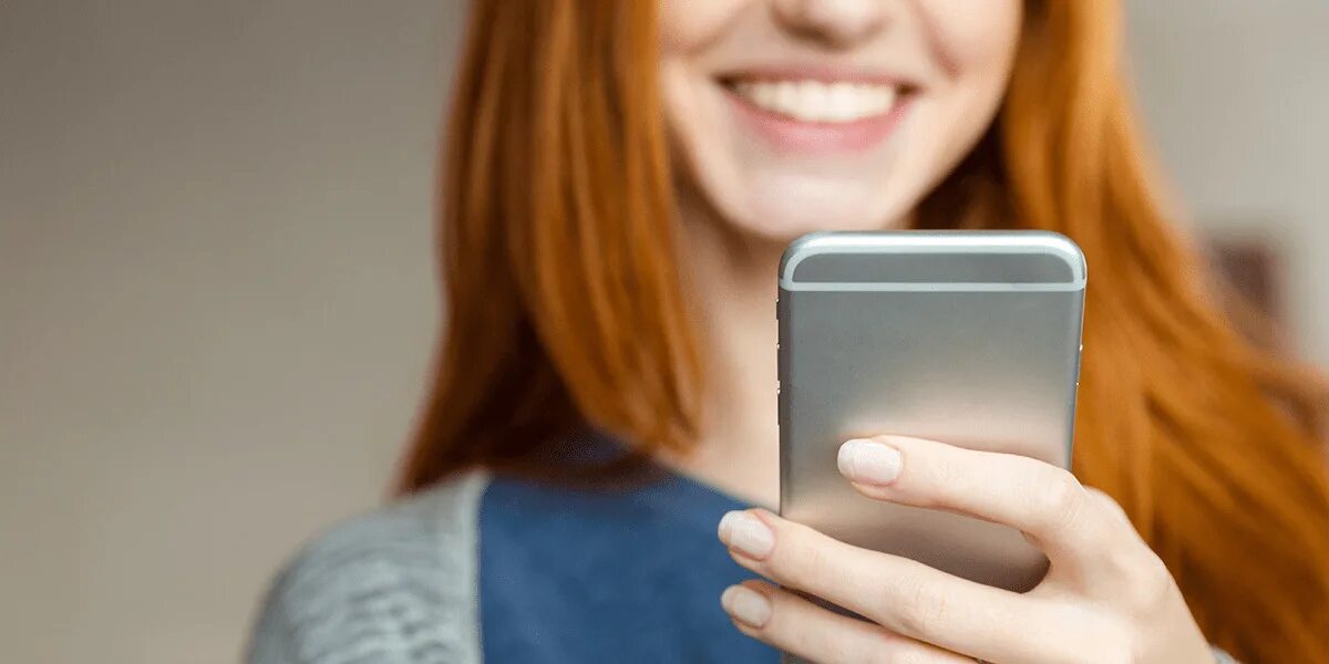 Девушка зимой держит тюльпаны. Радостная девушка. Стресс картинки. Оторвись от телефона как построить здоровые отношения со смартфоном. Девушка в зеркале.