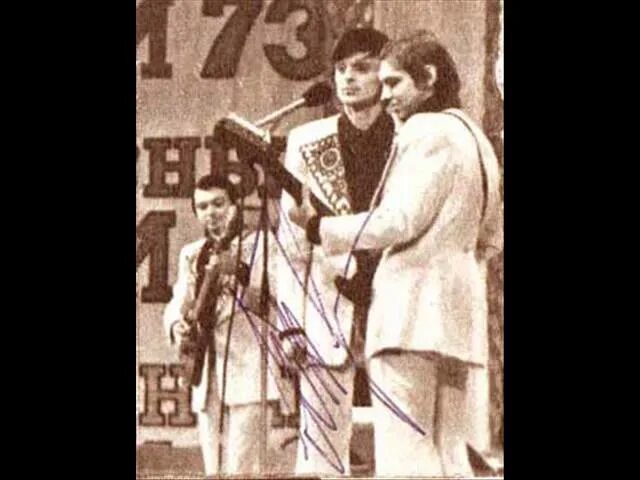 виа самоцветы - "листья желтые. самоцветы листья желтые 1977. самоцвет и листья желтые песня. песня листья жёлтые над городом кружатся виа самоцветы. листья желтые над городом песня самоцветы.