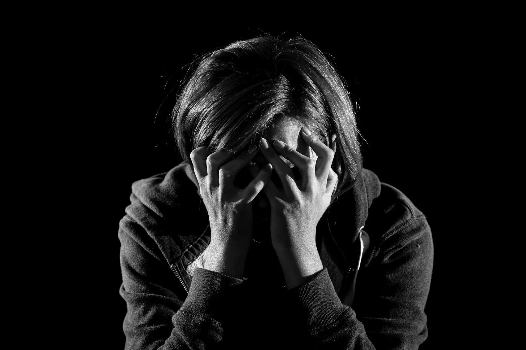 Депрессия страдание. Грустный подросток. Депрессия страдание. Депрессия страдание. Девушка в отчаянии.