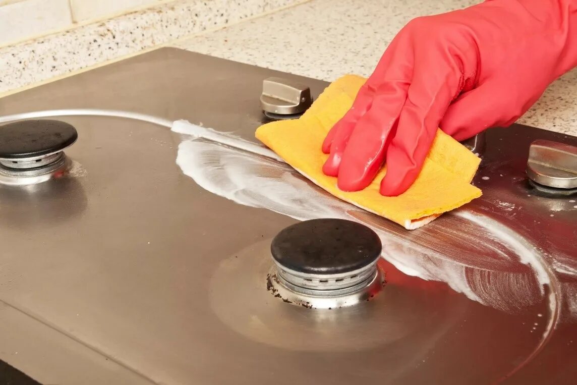 Чем отмыть варочную панель. Мытье газовой плиты. Помыть плиту. Прочистка газовой плиты. Средство для чистки конфорок газовой плиты.