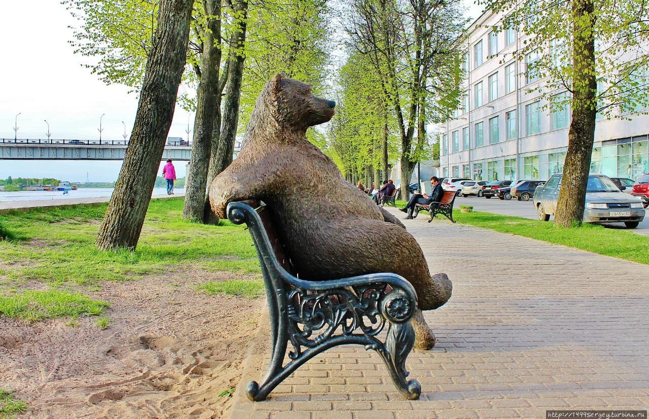 Великий Новгород медведь на скамейке. Памятник медведь Великий Новгород. Медведь на лавке Великий Новгород. Великий Новгород памятник медведь на скамейке. Новгород необычные места