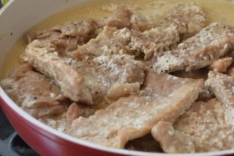 Свинина с луком и сметаной на сковороде