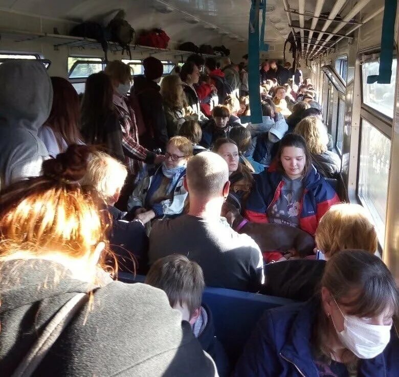 Подслушано в электричке спб. Электричка. толпа в электричке. электричка много народу. переполненная электричка.