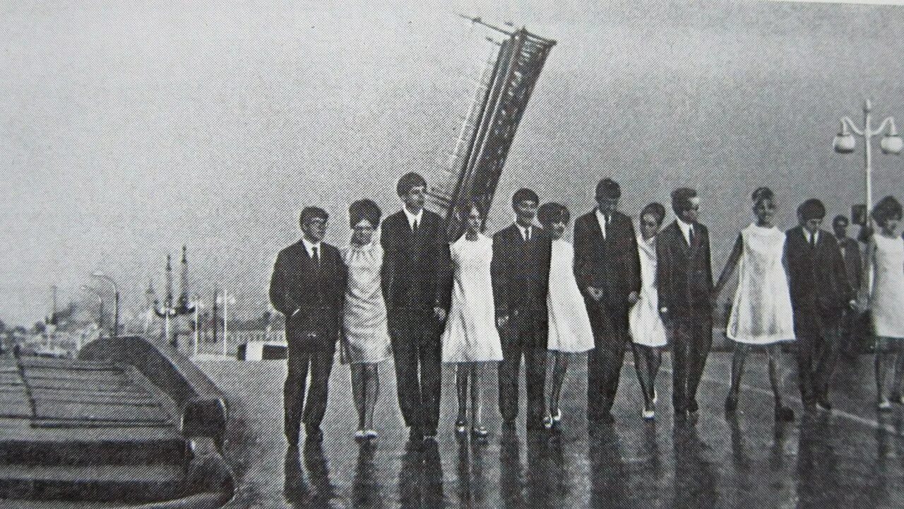 ленинград накануне. ленинград великая отечественная война таблица. освобожденный ленинград фото. выпускной ленинград. невский проспект ленинград 1940.