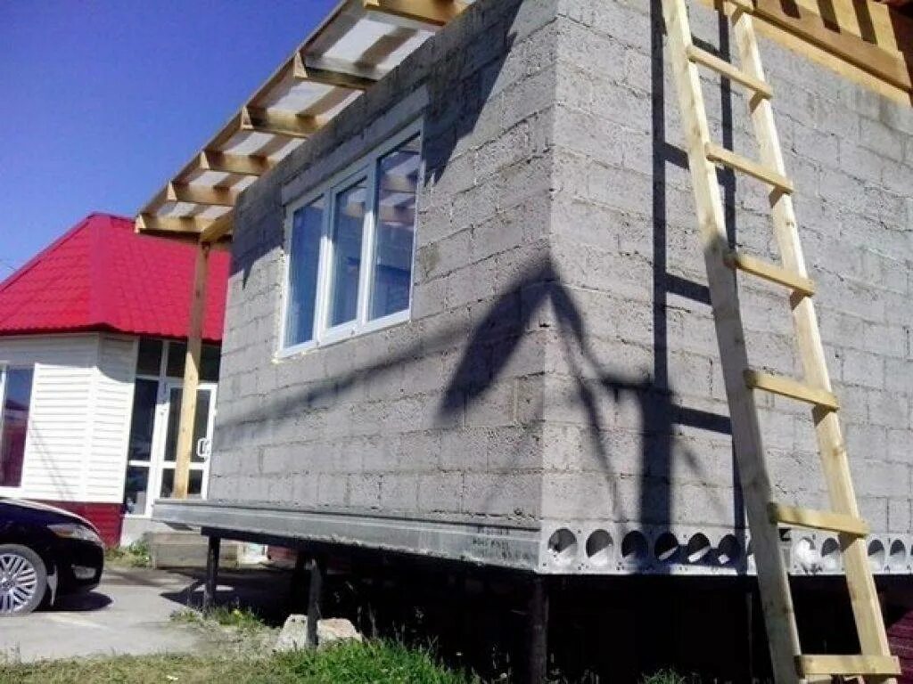 Газобетон на винтовых сваях. Дом из пеноблоков на винтовых сваях. Дом из пеноблоков на винтовых сваях. Пеноблок на свайном фундаменте. Баня на винтовых сваях из пеноблоков.