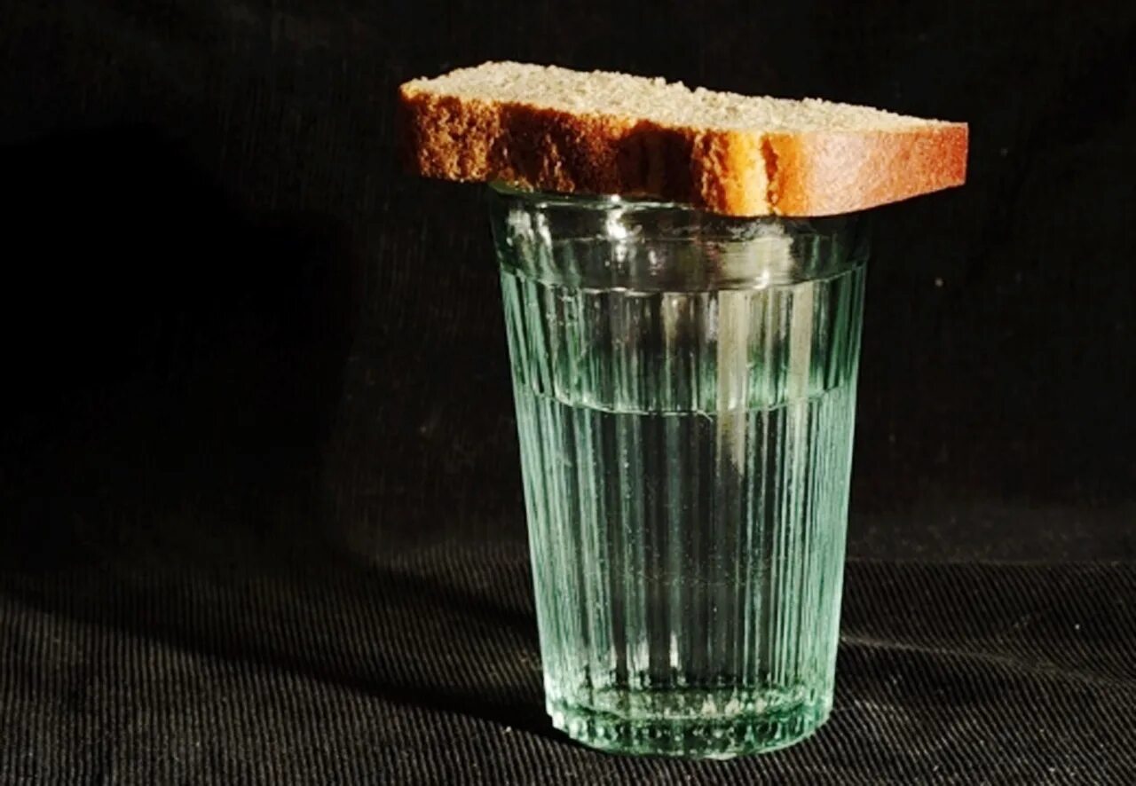 Стакан воды в пустыне. В чём прикол пей воду. Смертельнаяидоза воды. Сколько воды может выпить для смерти. Жажда воды в пустыне.