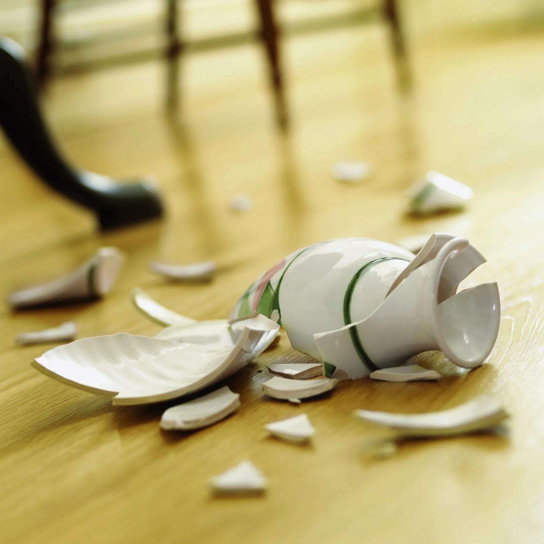 Разбитая ваза. Разбитая посуда. Разбитая ваза на полу. Осколки вазы на полу.