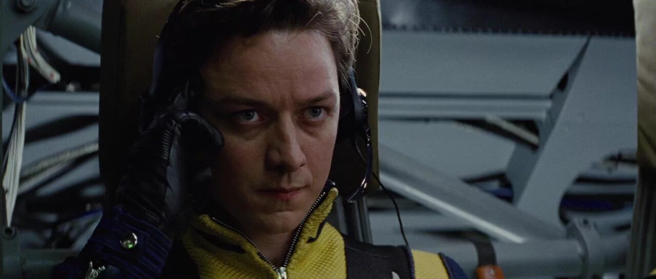 люди икс первый класс с субтитрами. хэнк маккой люди икс. джеймс макэвой люди икс первый класс. джеймс макэвой первый класс. чарльз ксавье люди икс.