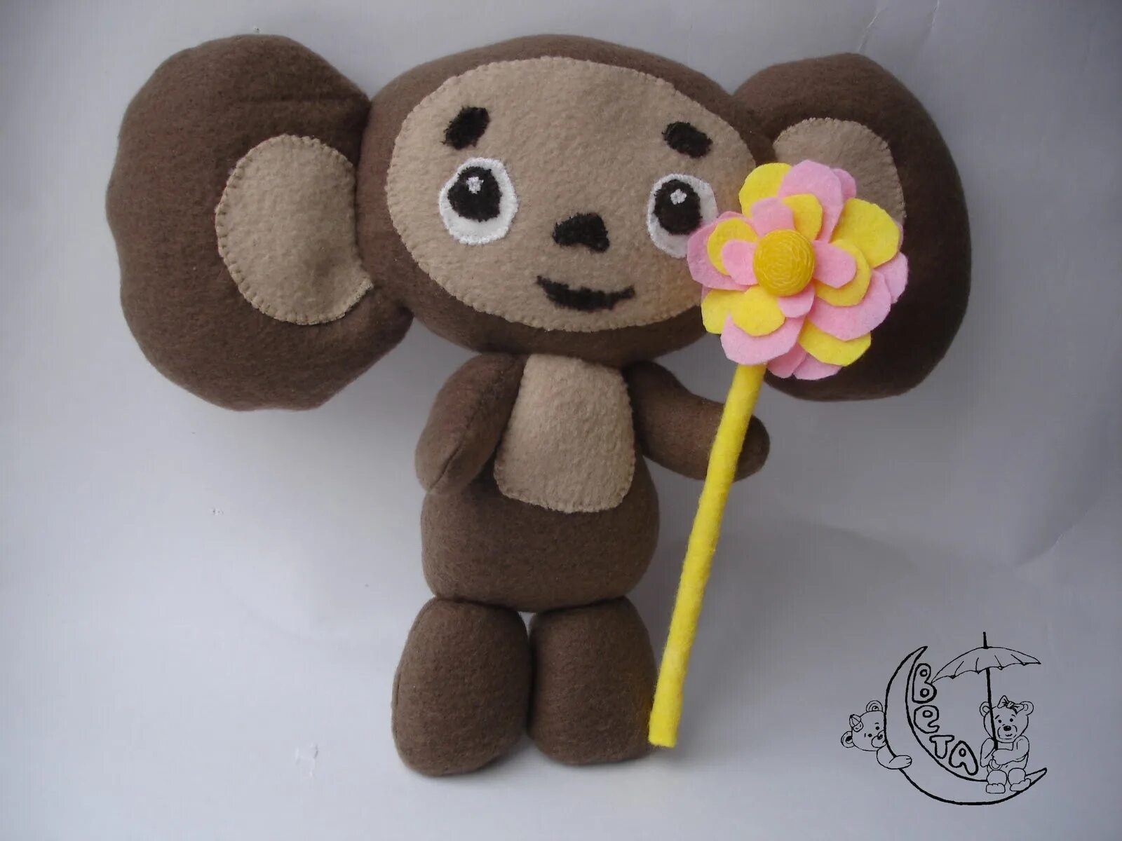 Новогодняя игрушка чебурашка. Как сделать чебурашку. Чебурашка из картона. Игрушки из фетра чебурашка. Поделка чебурашка.