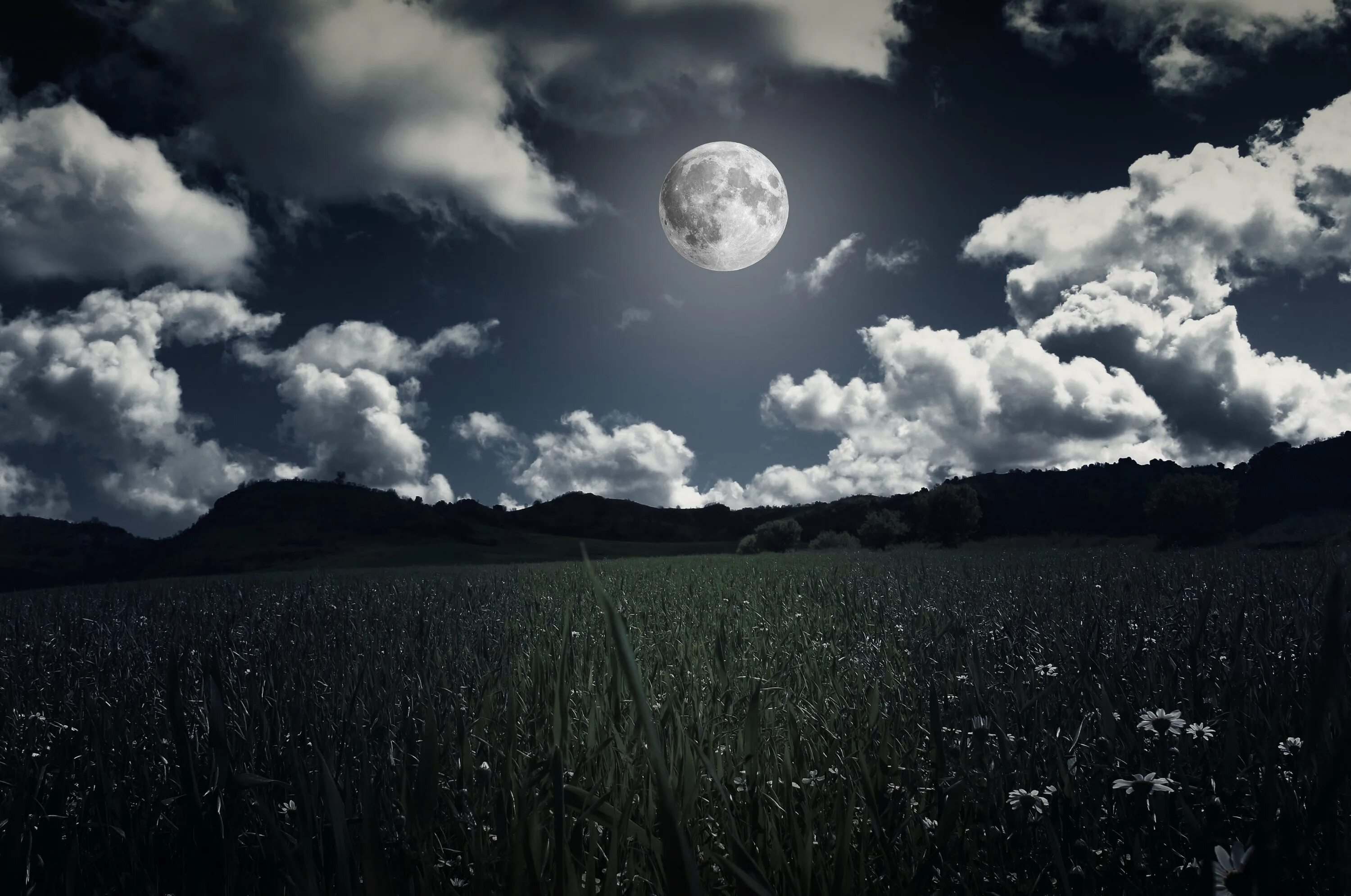 Луна вдали. Луна на небе. Лунный пейзаж. Ночное небо с луной и облаками. Лунное небо.