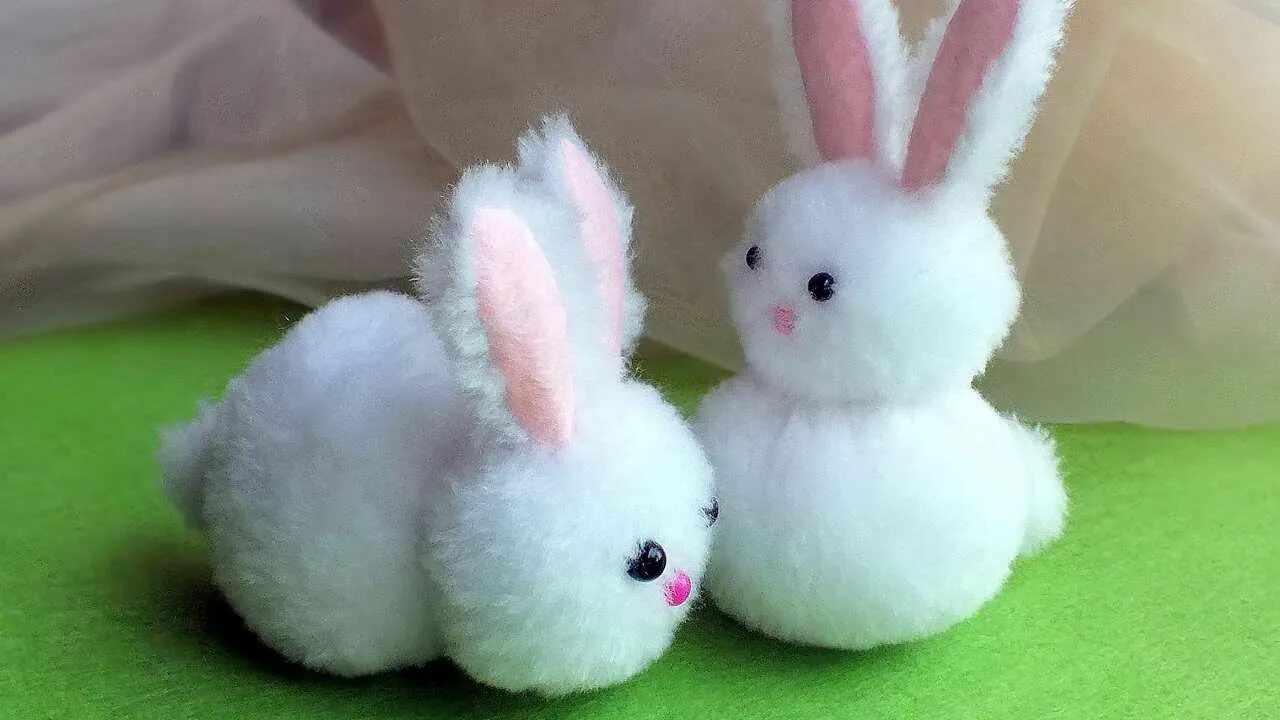 Зайчик из помпонов. Как сделать зайку. Зайчики из яиц на пасху. Поделки из бумаги своими руками. Новогодняя поделка кролик.
