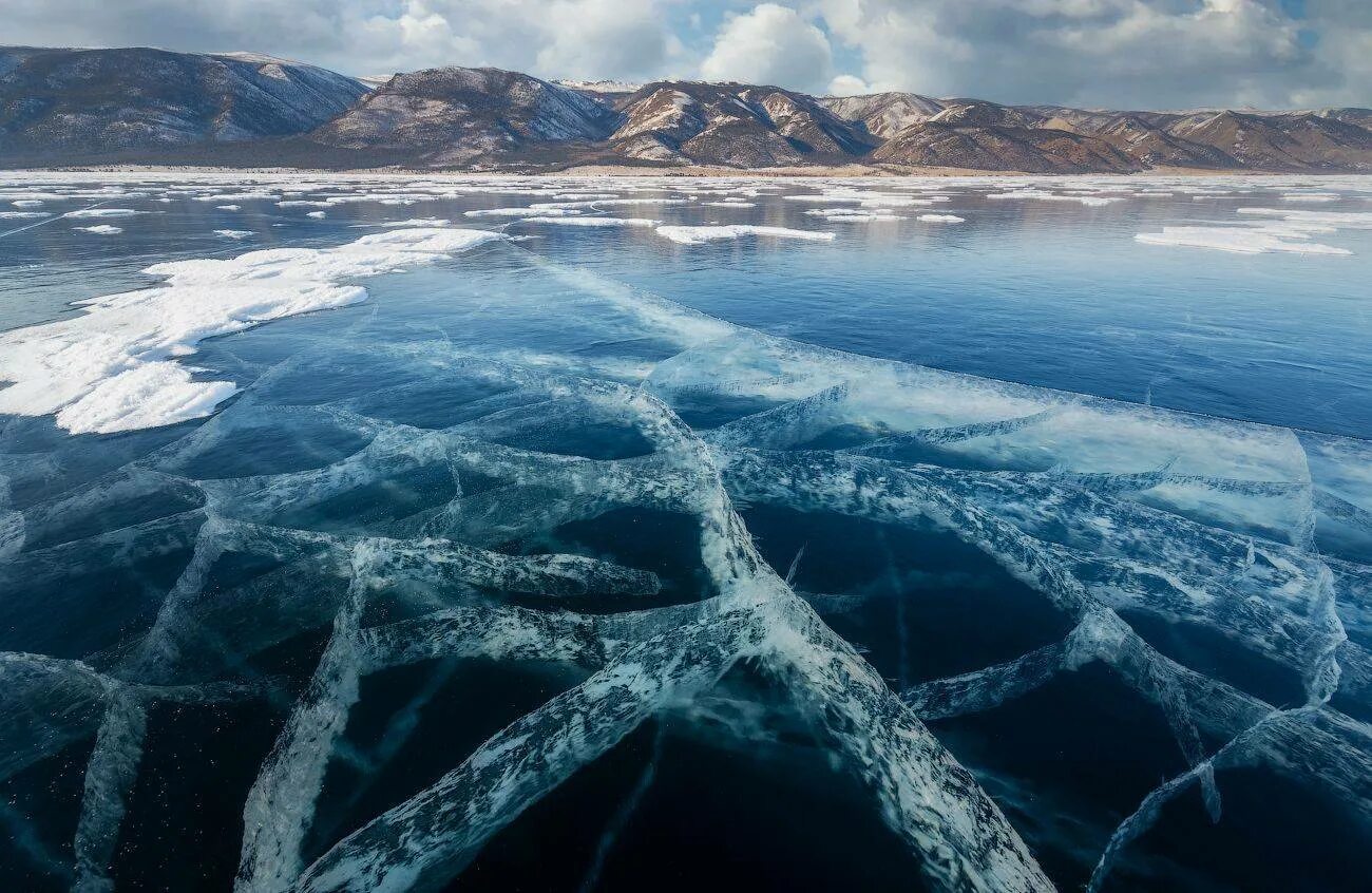 Вода покрыта льдом. Озеро Байкал прозрачный лед. Прозрачный лед Байкала. Мак Мердо озеро Байкал. Озеро Байкал зимой лед.