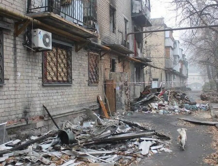 Попадание снаряда в ростовской области. Разрушено снарядами. Разрушенное жилое здание. Разбитые окна. Артиллерийский снаряд 122 мм.