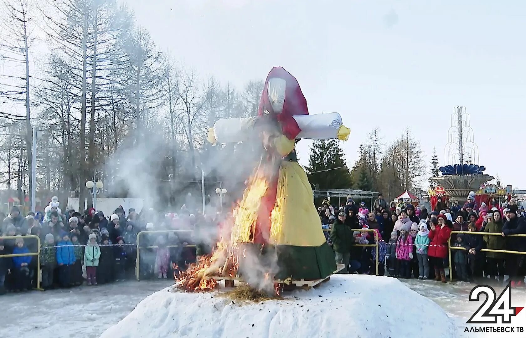 Парк Альметьевск Масленица. В Альметьевске Масленица в парке. Масленица в Альметьевске. Сжигание чучела Масленицы. Сжигание чучела уфа