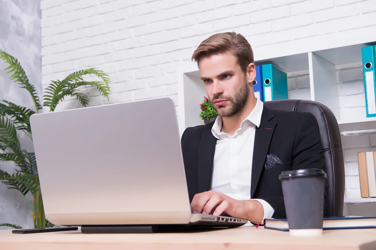 T works manager. Молодой мужчина в офисе. мужчина в офисе страховой компании. менеджер мужчина в офисе фото. фото для sales manager.