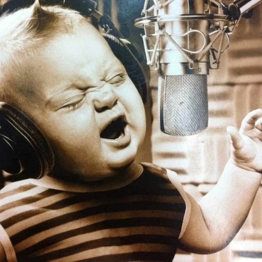 Ребенок с микрофоном. Вокал дети. Вокал дети. Душа поет. Маленький ребенок в наушниках.