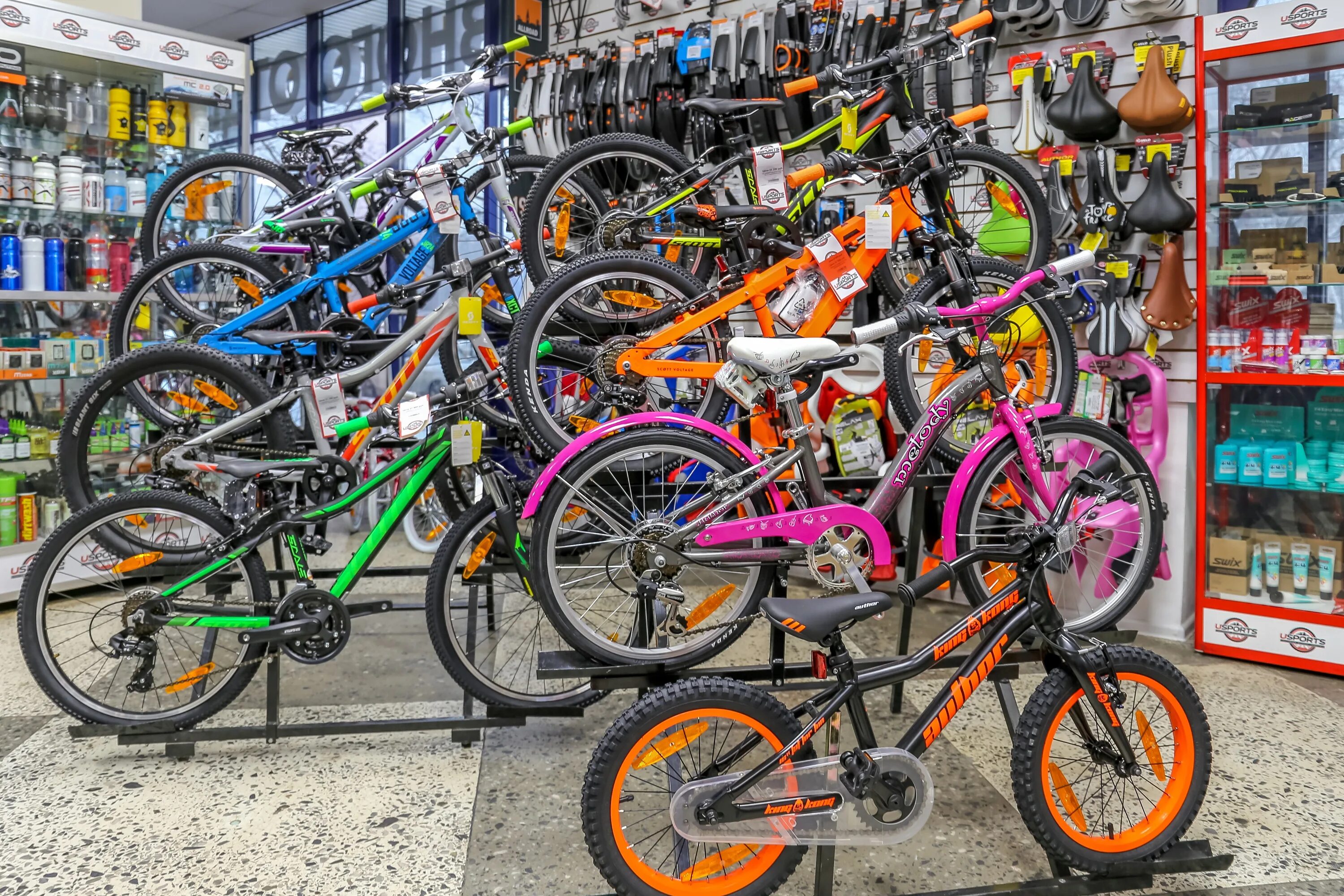 В каких магазинах можно купить велосипед. Велосипеды в ассортименте. Магазин велосипедов. Большой магазин велосипедов. Много велосипедов.