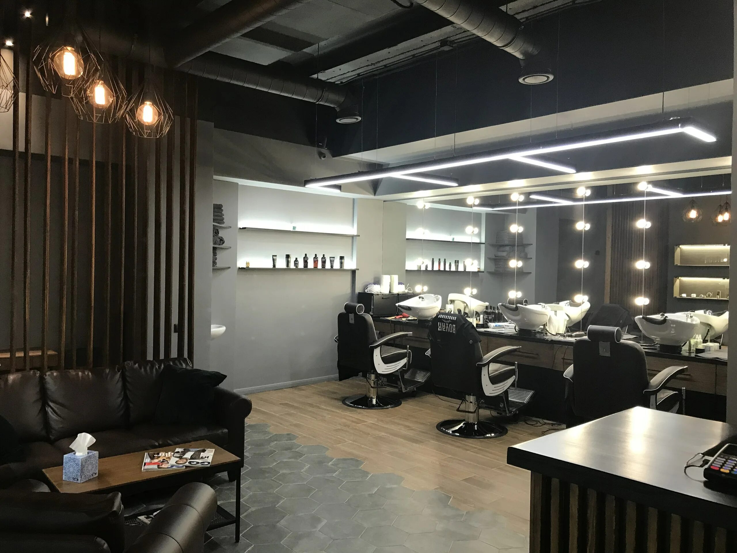 Barbershop московская. Барбершоп Боярин. Барбершоп Пушкино Московский проспект. Барбершоп на проспекте Вернадского 29. Парикмахерская для мужчин салон.