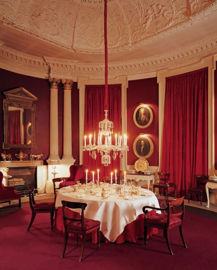 Красный дворец. Красная столовая в английском стиле. Интерьер театра в классическом стиле. Красный в интерьере музея.
