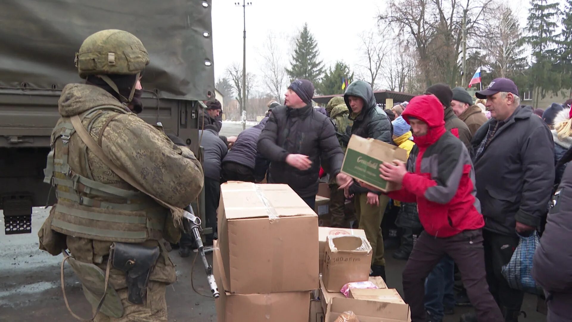 Отправлена помощь украине. Гуманитарная помощь. Гуманитарная помощь Украине. Украинские военные гуманитарная помощь мирным. Спецоперация на Украине бойцы гуманитарка.