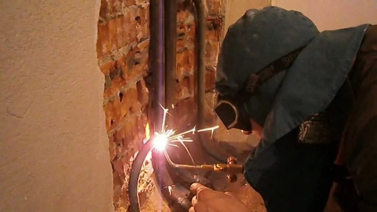 сварщик. сварщик трубопроводов. работа сварщика жильем. сварка сантехника. газосварщик частный дом.