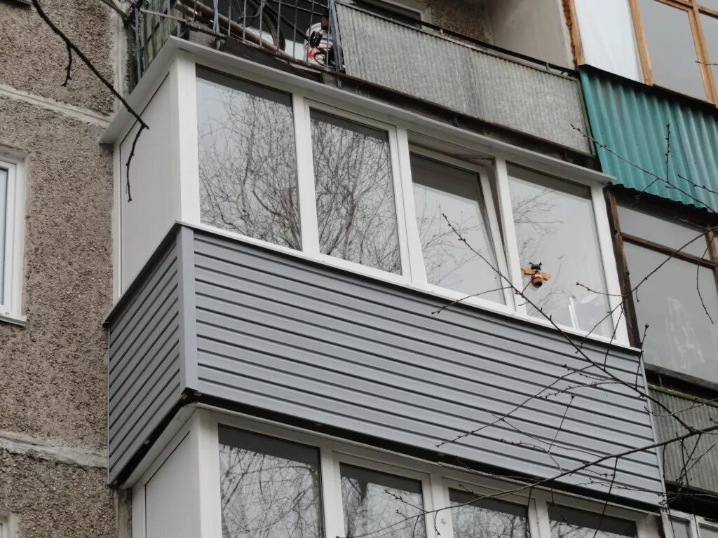 Отделка балкона снаружи. Балкон из сайдинга. Обшивка балкона сайдингом. Отделка балкона снаружи. Застекленный балкон снаружи.
