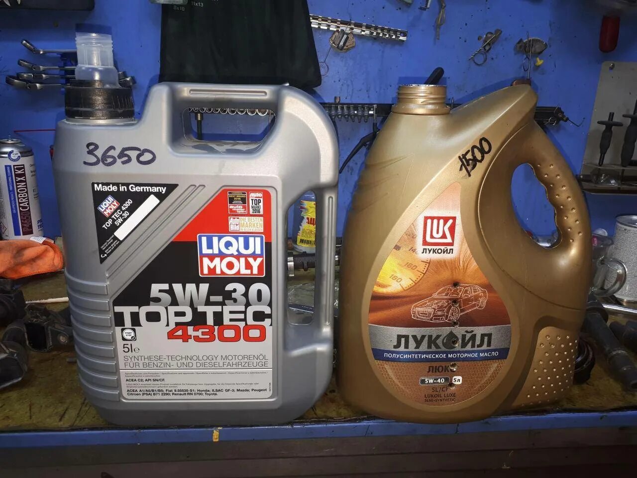 Масло для двигателя. Масло лукойл 10w 40 синтетика. Масло ликви моли 5w40 дизель. Лучшие масла для двигателя синтетика. Лучшие масла для двигателя синтетика.