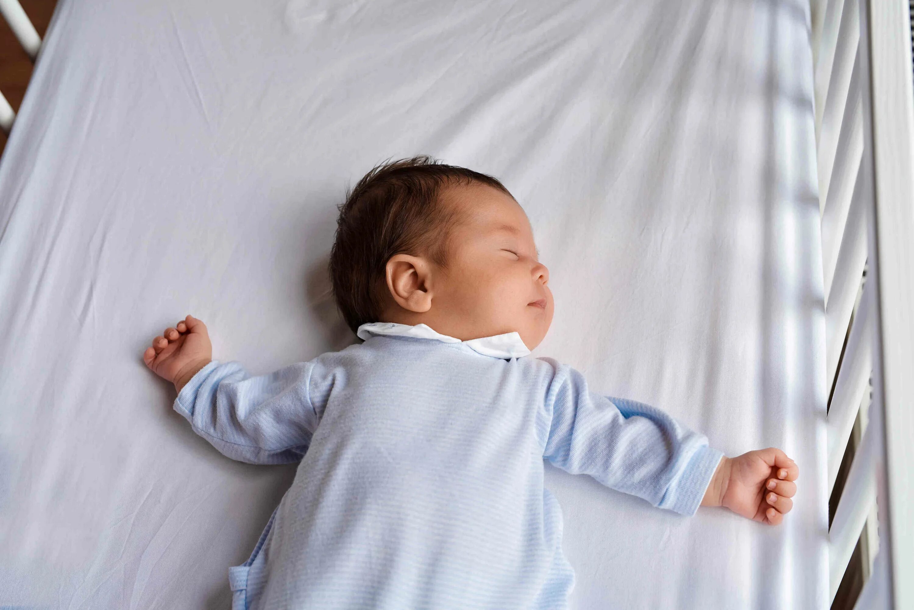 Дети говорящие во сне. Сон терапия для детей. Говорящий младенец во сне. Сонная девочка. Почему ребёнок стонет во сне.