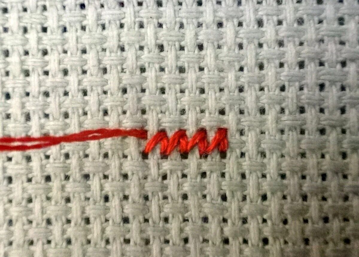 Изнанка. Изнаночная сторона вышивки крестиком. Исчзнаночная сторона вышивки крест. Вышивание крестиком изнаночная сторона. Изнаночная сторона вышивки.