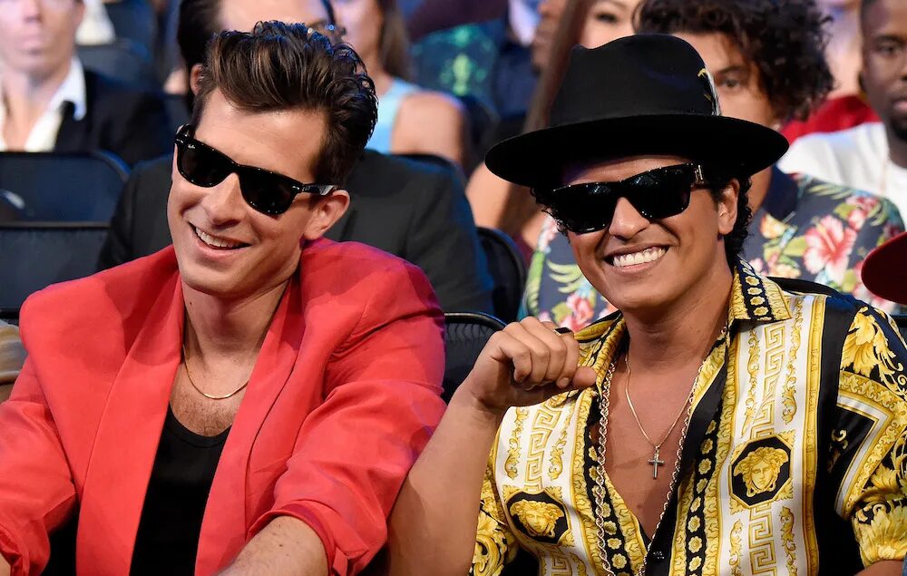 Mark ronson bruno mars uptown. Бруно марс аптаун. марк ронсон и бруно марс. марк ронсон аптаун фанк. марк ронсон и бруно марс uptown funk.