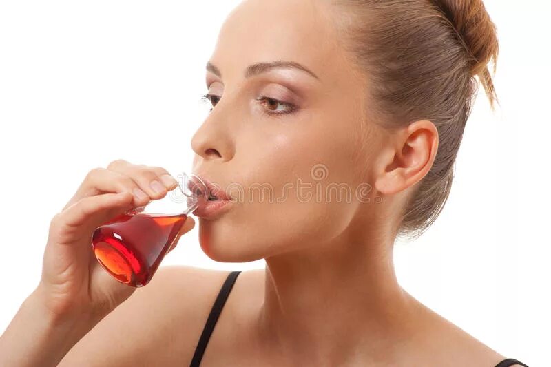 Питая красная. Женщина пьет кислоту. Девушка с красным чаем. Фото блондинки пьет колу. Красны попит