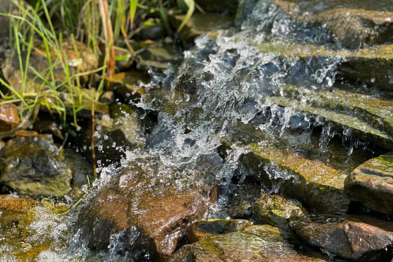 фильтрованная, родникова и тд вода. родниковая вода 3. родниковая вода в спб. пресные подземные воды. родниковая вода.
