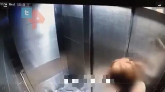 Mirror упал телевизор. Придавило лифтом в Москве. Mirror упал экран. Люберцы женщина без головы.