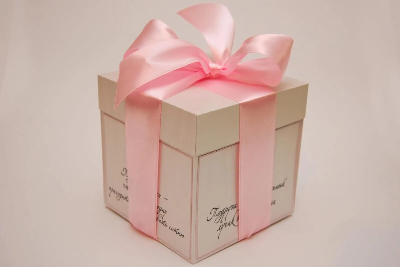 как выглядит коробка духов. как выглядит коробка духов. черные коробки для духов. подарочная коробочка для духов. демонстрационный образец не для продажи наклейка на упаковке парфюма.