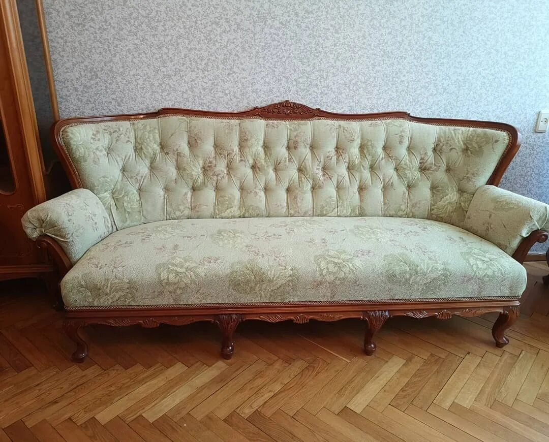 перетяжка дивана малютка. совдеповский диван. перетяжка мебели в могилеве. красный советский диван. перетяжка дивана примеры работ.