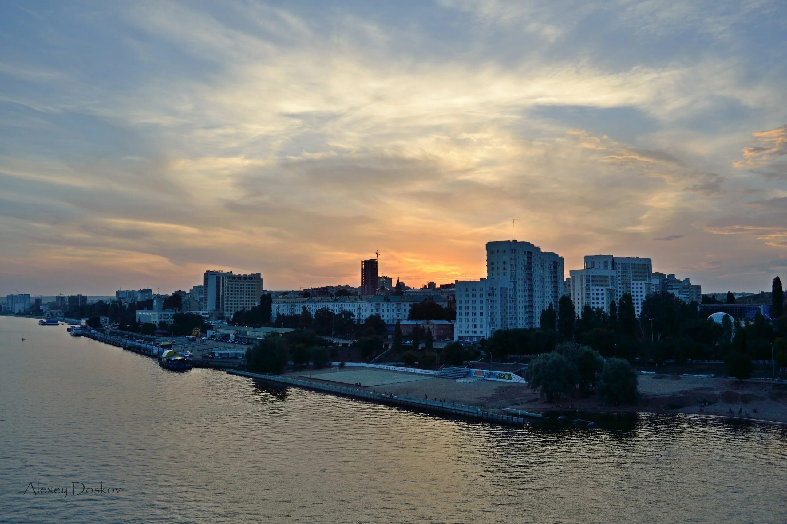 Саратов это город на волге. Саратов город на Волге. Саратов вид на Волгу и город Энгельс. Набережная Волги Энгельс. Энгельс вид с Волги.