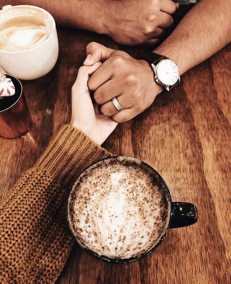 Утро ладонь. Кофе в руках. Чашка кофе в руках. Чашка утреннего кофе в руках. Чашка кофе в мужских руках.