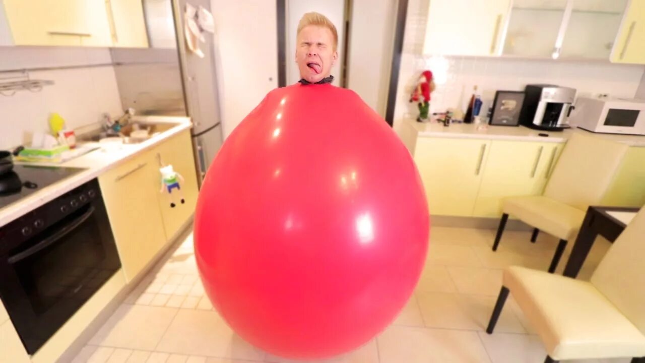 Большие шары видео. Огромный шар. Люди в больших шарах. Шарик воздушный гигант. Надуваем огромный шар.